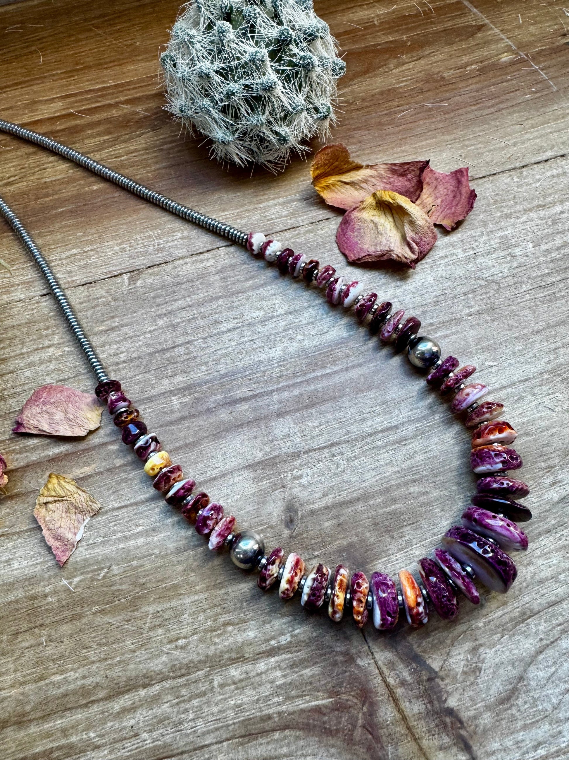 Spiny oyster shell necklace (1B24DEEA)