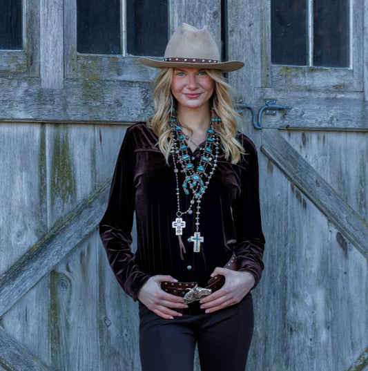 Woman wearing 381116 Harlyn Shirt, hat, and jewelry