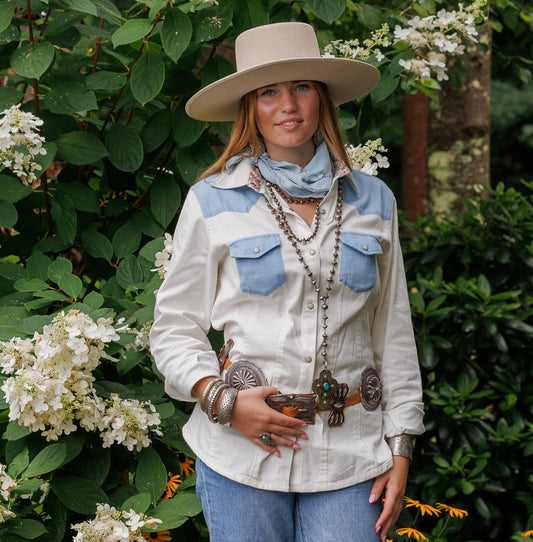 Virginia Shirt - Woman in Western-style shirt