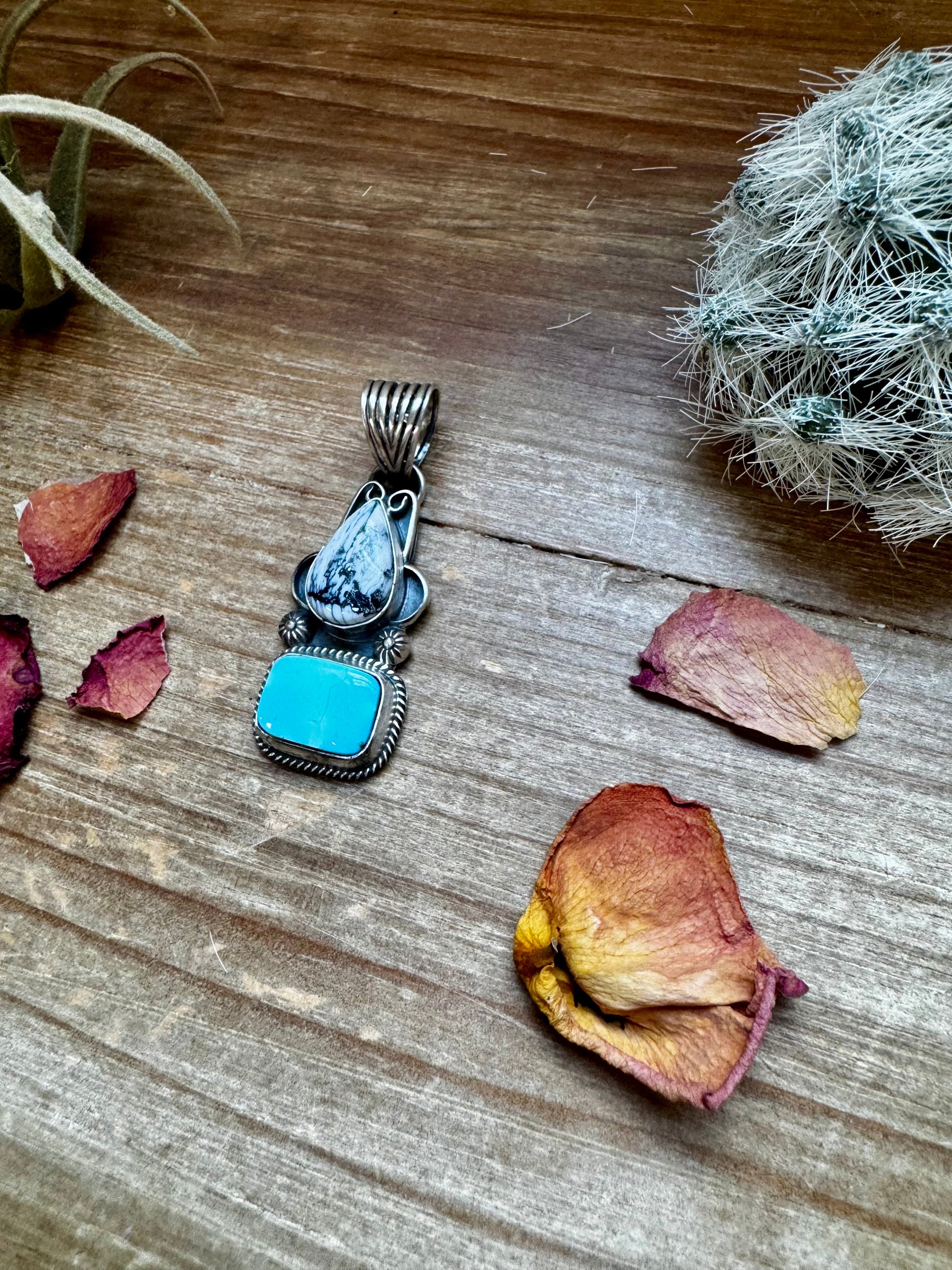 Turquoise & white pendant AE996A50 on wood with rose petals