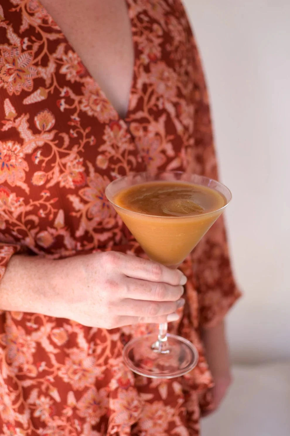 Woman holding a cocktail, DSC_0074