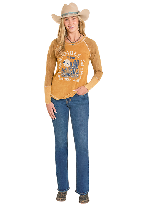 LW22T07983 woman in cowboy hat, graphic tee & jeans