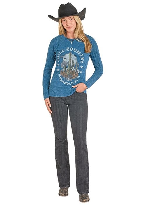 Woman in LW22T07984 graphic tee and jeans.