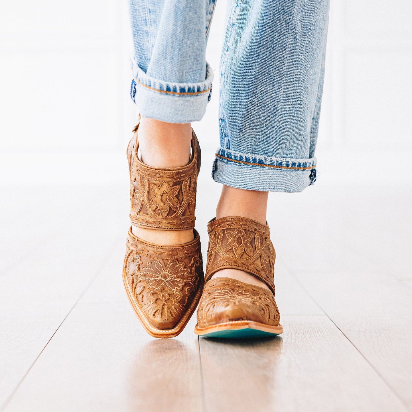Robinslingback mule in desert clay with floral detail