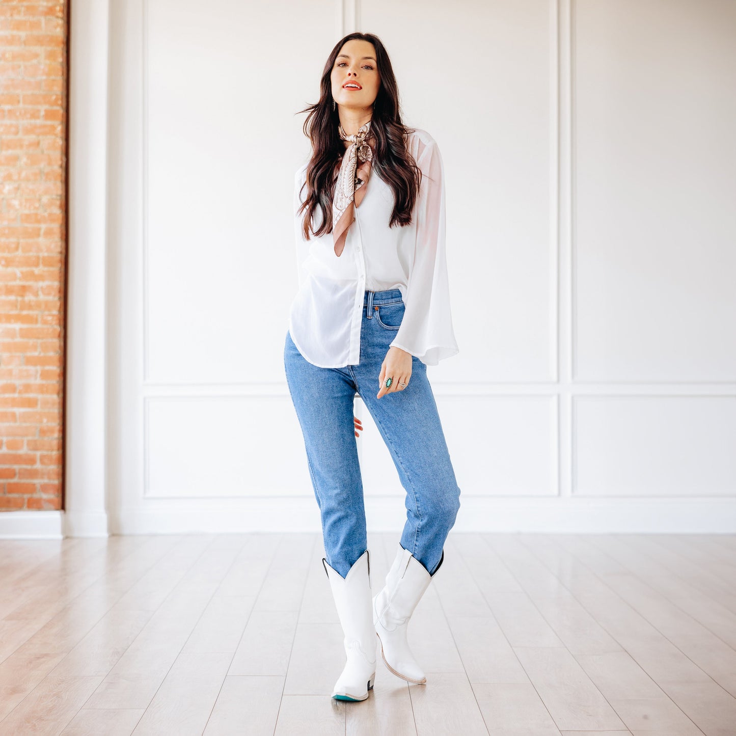 Emma Jane wearing white boots & jeans (lb0558m)