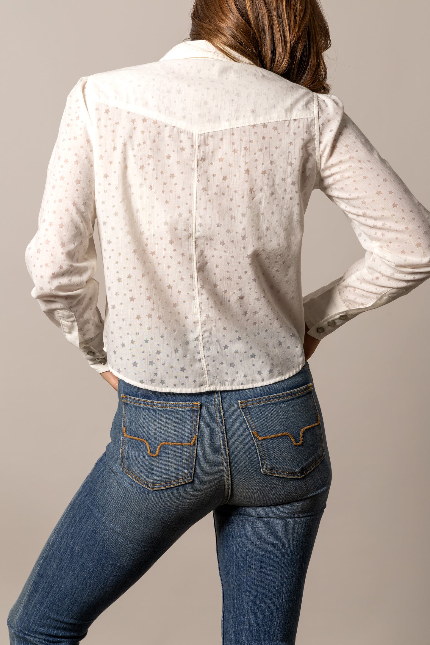 Woman in white patterned shirt and jeans - unnamed-233