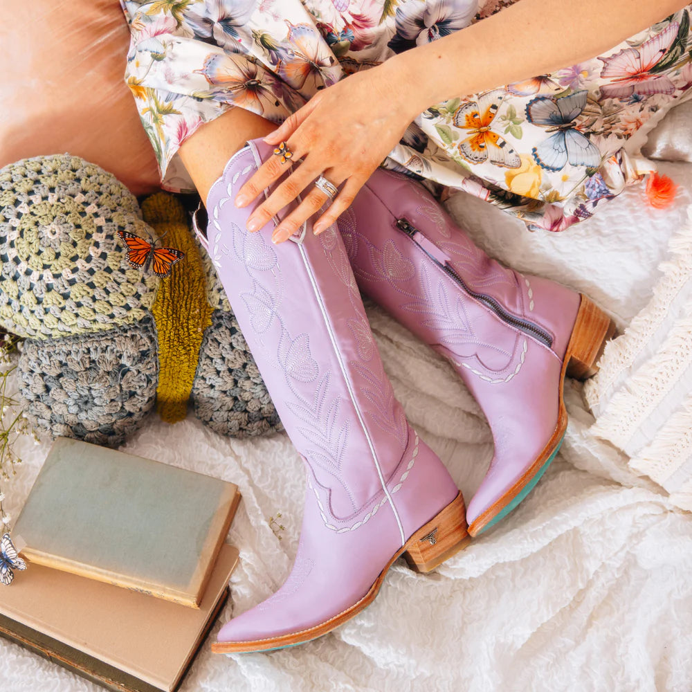 Woman in lavender cowboy boots, 6_fa753b2e