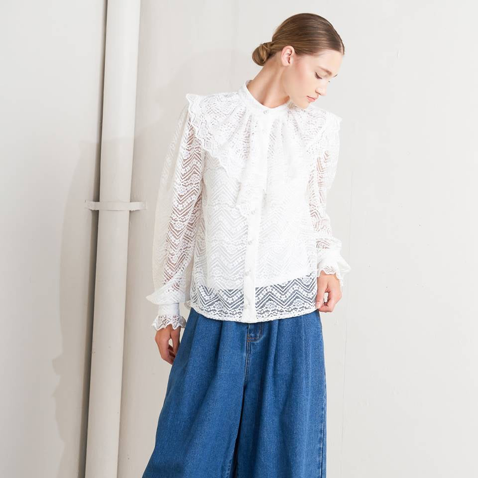 CLOUD ROMANCE WOVEN LACE TOP