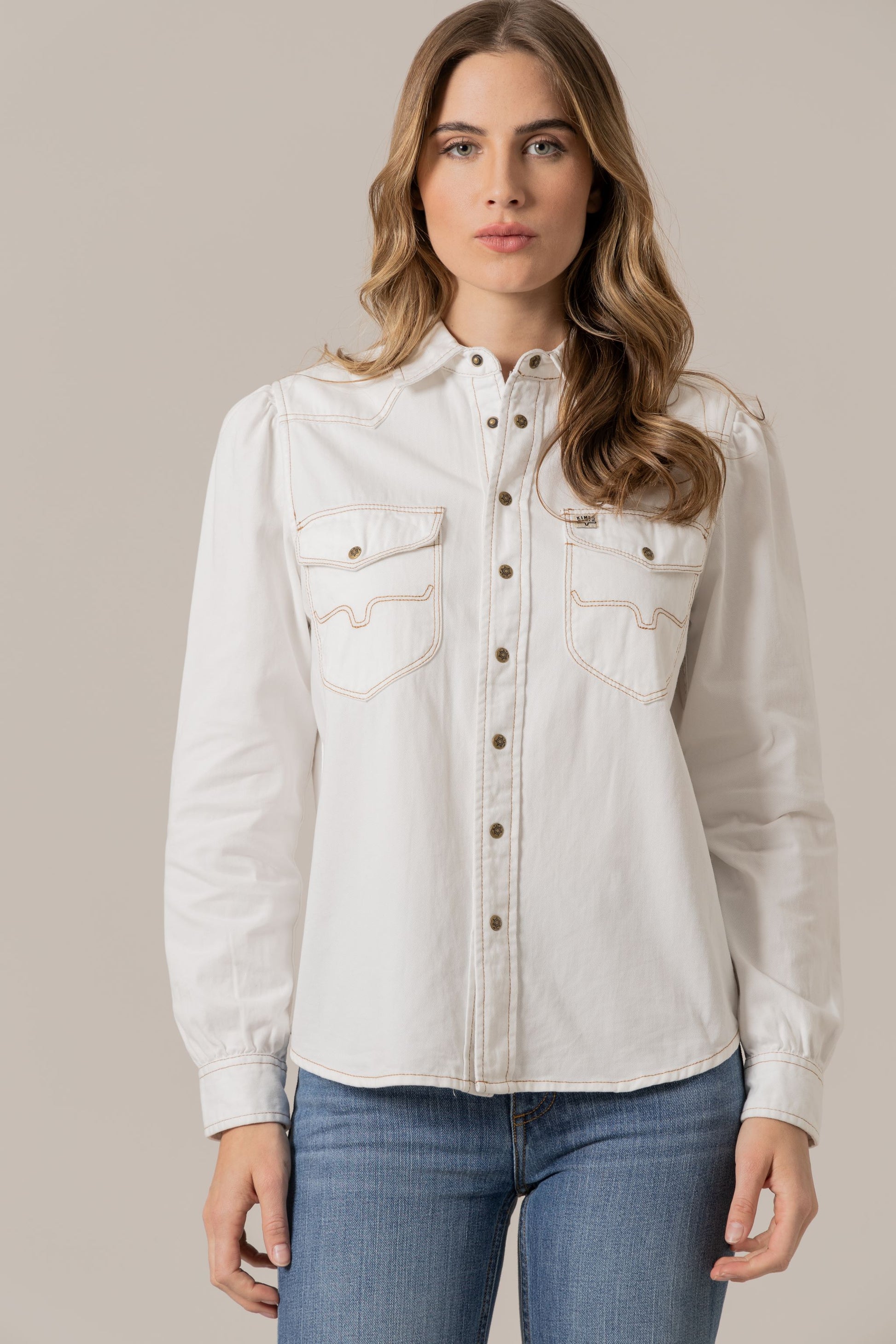 Woman in white shirt and jeans, unnamed-183